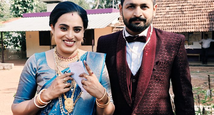 വിവാഹശേഷം വോട്ട് രേഖപ്പെടുത്തിയ സിജിന വരന്‍ ഡേവിഡിനൊപ്പം.