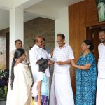 സ്വന്തം ബൂത്തില്‍ നേരിട്ടിറങ്ങി തോമസ് ഉണ്ണിയാടന്‍