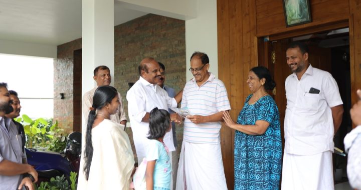 യു ഡി എഫ് സ്ഥാനാര്‍ത്ഥി അഡ്വ.തോമസ് ഉണ്ണിയാടന്‍ സ്വന്തം ബൂത്തിലെ വീടുകളില്‍ കയറി വോട്ടഭ്യര്‍ത്ഥിക്കുന്നു.