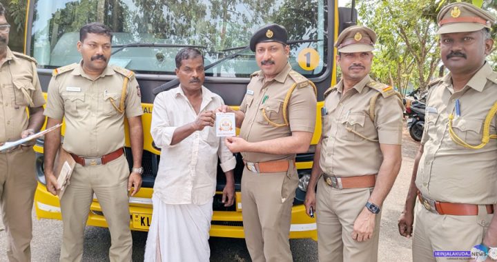 സ്‌കൂള്‍ ബസുകളുടെ പരിശോധന പൂര്‍ത്തിയാക്കിയ ബസുകള്‍ക്കുള്ള സ്റ്റിക്കള്‍ ജോആര്‍ടിഒ സാന്‍ജോ വര്‍ഗീസ് നല്‍കുന്നു.