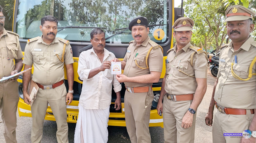 സ്‌കൂള്‍ ബസുകളുടെ പരിശോധന പൂര്‍ത്തിയാക്കിയ ബസുകള്‍ക്കുള്ള സ്റ്റിക്കള്‍ ജോആര്‍ടിഒ സാന്‍ജോ വര്‍ഗീസ് നല്‍കുന്നു.