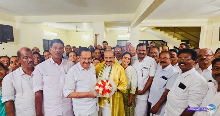 അഡ്വ. തോമസ് ഉണ്ണിയാടന്‍ ആദ്യമായി എംഎല്‍എ ആയതിന്റെ ഇരുപത്തിയഞ്ചാം വാര്‍ഷിക ദിനത്തില്‍ രാജീവ്ഗാന്ധി മന്ദിരത്തില്‍ നടന്ന അനുമോദന ചടങ്ങില്‍ യുഡിഎഫ് കണ്‍വീനറും  നഗരസഭാ അധ്യക്ഷനുമായ എം.പി. ജാക്‌സണ്‍ അഡ്വ. തോമസ് ഉണ്ണിയാടനെ ആദരിക്കുന്നു.