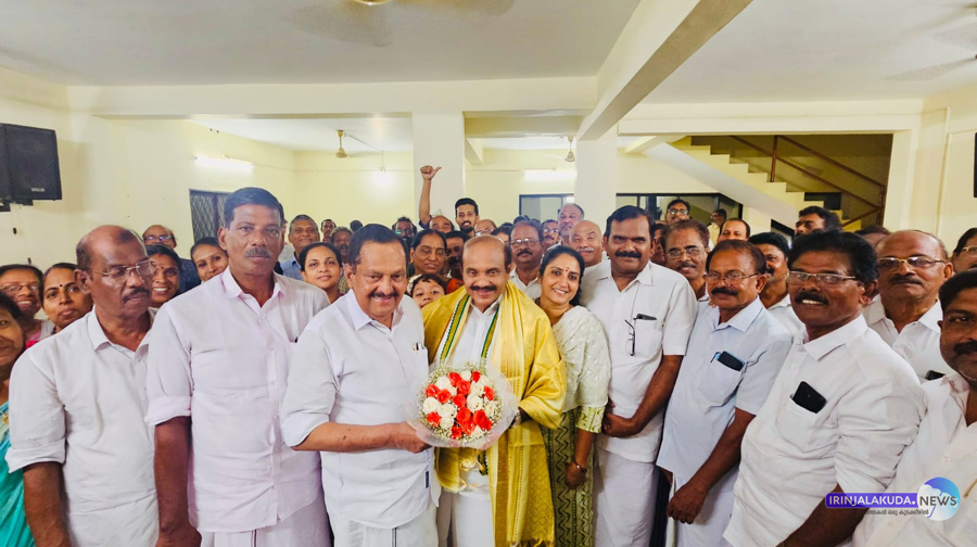 അഡ്വ. തോമസ് ഉണ്ണിയാടന്‍ ആദ്യമായി എംഎല്‍എ ആയതിന്റെ ഇരുപത്തിയഞ്ചാം വാര്‍ഷിക ദിനത്തില്‍ രാജീവ്ഗാന്ധി മന്ദിരത്തില്‍ നടന്ന അനുമോദന ചടങ്ങില്‍ യുഡിഎഫ് കണ്‍വീനറും  നഗരസഭാ അധ്യക്ഷനുമായ എം.പി. ജാക്‌സണ്‍ അഡ്വ. തോമസ് ഉണ്ണിയാടനെ ആദരിക്കുന്നു.