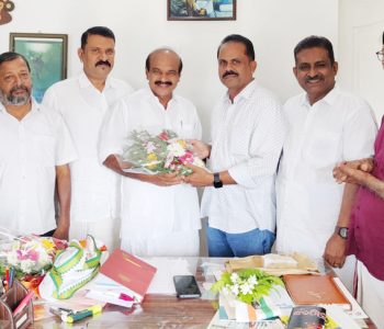 ഇരിങ്ങാലക്കുട എംഎല്‍എ ആയി തെരഞ്ഞെടുക്കപ്പെട്ട അഡ്വ. തോമസ് ഉണ്ണിയാടനെ എകെസിസി പ്രസിഡന്റ് സാബു കൂനന്‍ ബൊക്കെ നല്‍കി അനുമോദിക്കുന്നു.