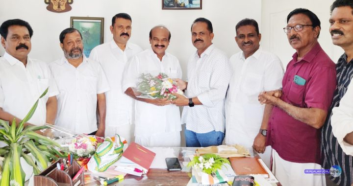 ഇരിങ്ങാലക്കുട എംഎല്‍എ ആയി തെരഞ്ഞെടുക്കപ്പെട്ട അഡ്വ. തോമസ് ഉണ്ണിയാടനെ എകെസിസി പ്രസിഡന്റ് സാബു കൂനന്‍ ബൊക്കെ നല്‍കി അനുമോദിക്കുന്നു.