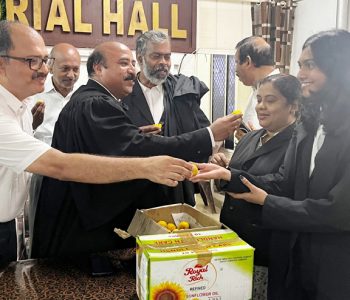 യുഡിഎഫ് സര്‍ക്കാര്‍ സത്യപ്രതിജ്ഞ ചെയ്തു അധികാരമേറ്റതിന്റെ സന്തോഷ സൂചകമായി ലോയേഴ്‌സ് കോണ്‍ഗ്രസ് ഇരിങ്ങാലക്കുട യൂണിറ്റിന്റെ ആഭിമുഖ്യത്തില്‍ മധുരപലഹാരങ്ങള്‍ വിതരണം ചെയ്യുന്നു.