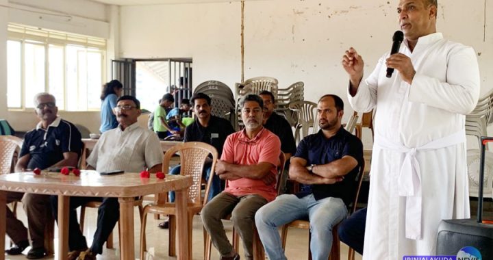 ക്രൈസ്റ്റ് അക്കാദമിയും ലതര്‍ ആന്‍ഡ് വില്ലോ ഗ്രൂപ്പും സംയുക്തമായി സംഘടിപ്പിച്ച സമ്മര്‍ ക്രിക്കറ്റ് കോച്ചിംഗ് ക്യാമ്പിന്റെ സമാപന ചടങ്ങ് ക്രൈസ്റ്റ് കോളജ് സെല്‍ഫ് ഫിനാന്‍സിംഗ് ഡയറക്ടര്‍ ഫാ. വില്‍സണ്‍ തറയില്‍ ഉദ്ഘാടനം ചെയ്യുന്നു.