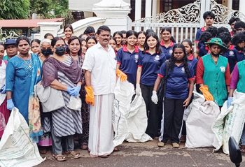 ക്ലീന്‍ തുറവന്‍കാട് പദ്ധതിയുടെ ഭാഗമായി സംഘടിപ്പിച്ച ക്യാമ്പെയ്ന്‍ പഞ്ചായത്ത് പ്രസിഡന്റ് സരള വിക്രമന്‍ ഉദ്ഘാടനം ചെയ്യുന്നു.