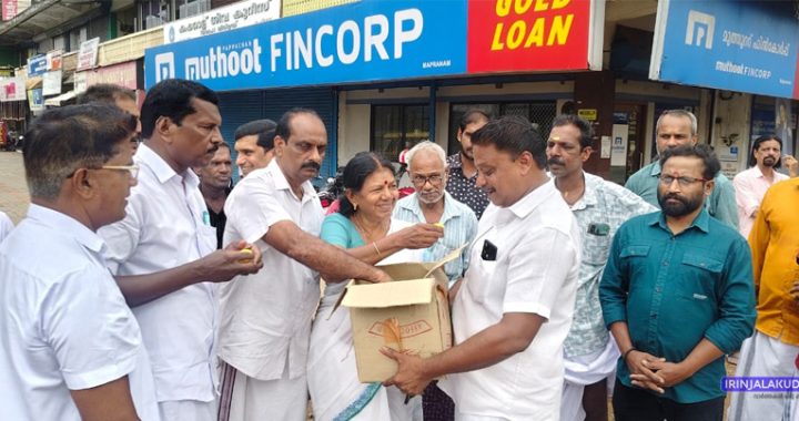 കോണ്‍ഗ്രസ് പൊറത്തിശേരി മണ്ഡലം കമ്മിറ്റിയുടെ ആഭിമുഖ്യത്തില്‍ മാപ്രാണം സെന്ററില്‍ മധുരം വിതരണം ചെയ്യുന്നു.