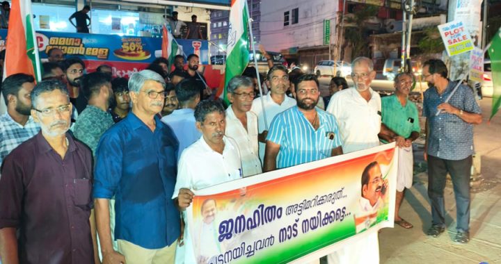 വി.ഡി സതീശനെ മുഖ്യമന്ത്രി ആക്കണെന്നാവശ്യപ്പെട്ടും അഭിവാദ്യം അര്‍പ്പിച്ചും ഇരിങ്ങാലക്കുടയില്‍ കോണ്‍ഗ്രസ് പ്രവര്‍ത്തകര്‍ പ്രകടനം നടത്തുന്നു.