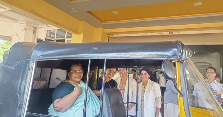 കാഴ്ച തിരിച്ചു കിട്ടിയ താണിശേരി സ്വദേശി വാരിയട്ടില്‍ ജയലക്ഷ്മി രാജന്‍ ഡോ. കെ.സി. രജനി, സീനിയര്‍ ഒപ്‌ടോ മെട്രിസ്റ്റ് ജിബിത, ഒപ്‌ടോമെട്രിസ്റ്റ് പവന എന്നിവര്‍ക്കൊപ്പം.