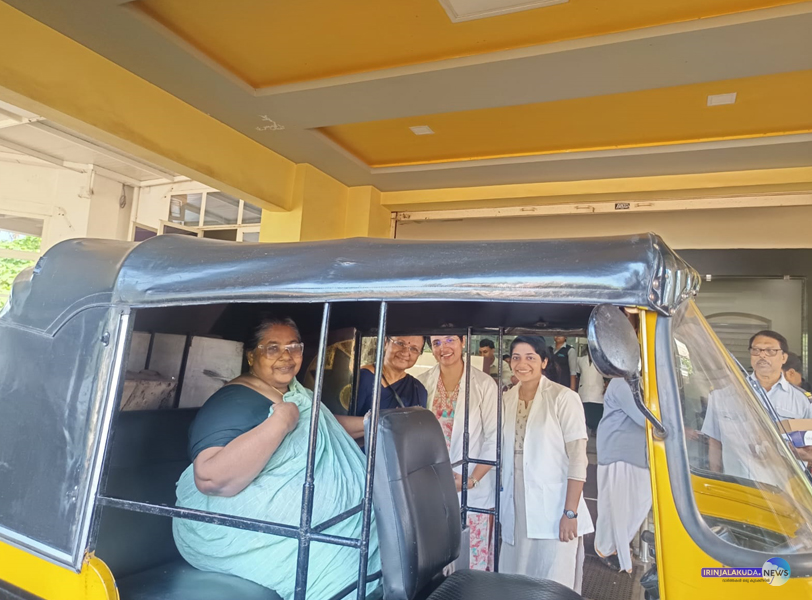 കാഴ്ച തിരിച്ചു കിട്ടിയ താണിശേരി സ്വദേശി വാരിയട്ടില്‍ ജയലക്ഷ്മി രാജന്‍ ഡോ. കെ.സി. രജനി, സീനിയര്‍ ഒപ്‌ടോ മെട്രിസ്റ്റ് ജിബിത, ഒപ്‌ടോമെട്രിസ്റ്റ് പവന എന്നിവര്‍ക്കൊപ്പം.