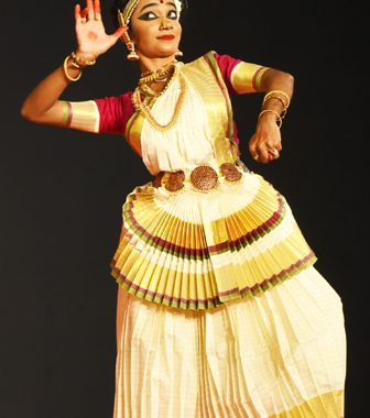 കൂടല്‍മാണിക്യ ക്ഷേത്രോത്സവത്തില്‍ സംഗമം വേദിയില്‍ ഹൃദ്യ ഹരിദാസ് അവതരിപ്പിച്ച മോഹിനിയാട്ടം.