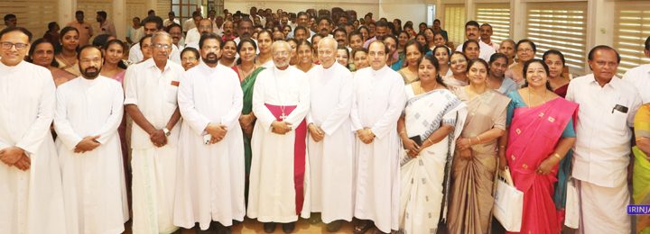 ഇരിങ്ങാലക്കുട രൂപതയിലെ വിവിധ ഇടവകകളില്‍ നിന്നും തദ്ദേശ തെരഞ്ഞെടുപ്പില്‍ വിജയികളായവര്‍ക്ക് വേണ്ടി നടത്തിയ സംഗമത്തില്‍ പങ്കെടുത്തവര്‍ ബിഷപ്പ് മാര്‍ പോളി കണ്ണൂക്കാടനോടൊപ്പം.