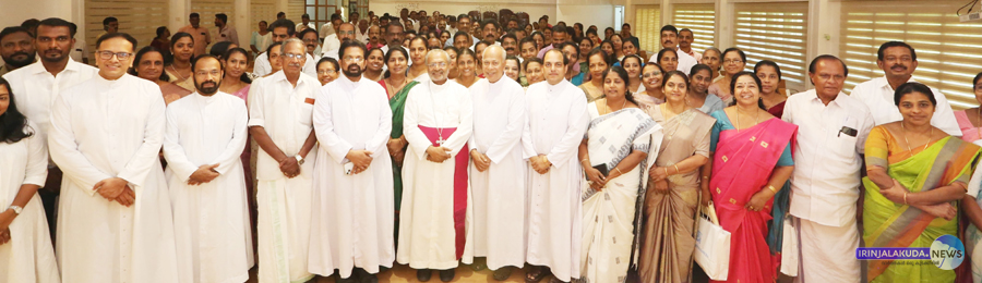 ഇരിങ്ങാലക്കുട രൂപതയിലെ വിവിധ ഇടവകകളില്‍ നിന്നും തദ്ദേശ തെരഞ്ഞെടുപ്പില്‍ വിജയികളായവര്‍ക്ക് വേണ്ടി നടത്തിയ സംഗമത്തില്‍ പങ്കെടുത്തവര്‍ ബിഷപ്പ് മാര്‍ പോളി കണ്ണൂക്കാടനോടൊപ്പം.