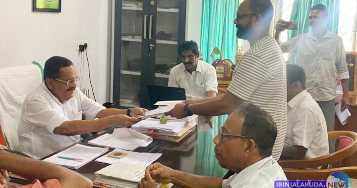 നഗരസഭയുടെ നേതൃത്വത്തില്‍ തെരുവുനായ ഷെല്‍ട്ടര്‍ നിര്‍മിക്കാനുള്ള നീക്കത്തിനെതിരെ പ്രദേശവാസികള്‍ നഗരസഭാ ചെയര്‍മാന്‍ എം.പി. ജാക്‌സനു നിവേദനം നല്‍കുന്നു.