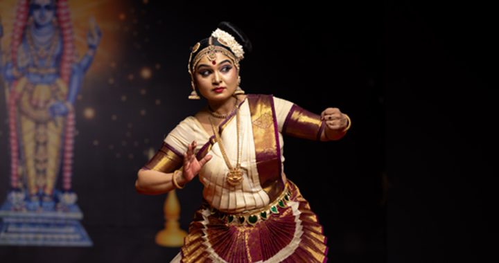 കൂടല്‍മാണിക്യം ക്ഷേത്രോത്സവത്തോടനുബന്ധിച്ച് സംഗമം വേദിയില്‍ കലാമണ്ഡലം പ്രഷീജ ഗോപിനാഥ് മോഹിനിയാട്ടം അവതരിപ്പിക്കുന്നു.