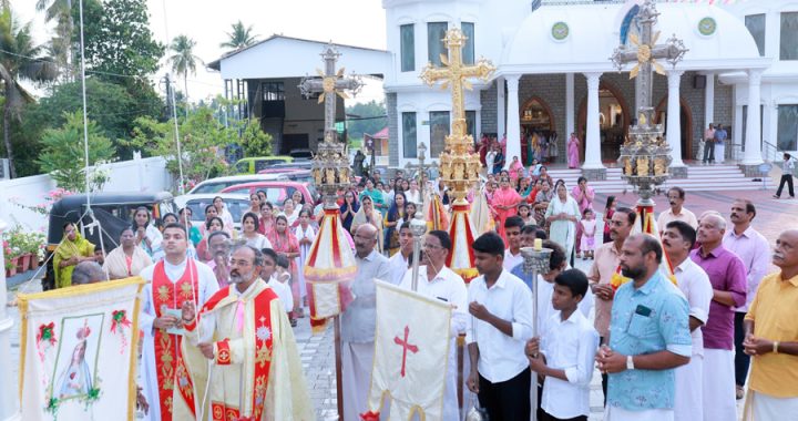 കാട്ടൂര്‍ മണ്ണൂക്കാട് ഔര്‍ ലേഡി ഓഫ് ഫാത്തിമ ദേവാലയത്തിലെ ഊട്ടുതിരുനാളിന്റെ കൊടിയേറ്റം ഫാ. ജോയ് പാലിയേക്കര നിര്‍വഹിക്കുന്നു. വികാരി ഫാ. ജിന്റോ വേരംപിലാവ് സമീപം.