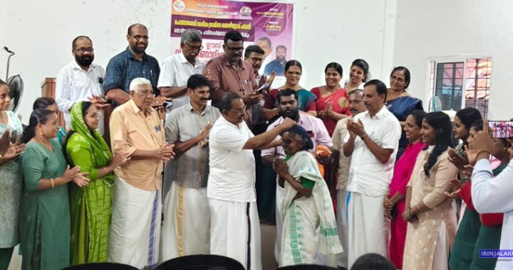 കാട്ടൂര്‍ പഞ്ചായത്തിലെ മഹാത്മാഗാന്ധി ദേശീയ ഗ്രാമീണ തൊഴിലുറപ്പ് പദ്ധതി പ്രവര്‍ത്തകര്‍ക്കും ഹരിതകര്‍മ്മ സേനാംഗങ്ങള്‍ക്കും ഇരിങ്ങാലക്കുട ബ്ലോക്ക് പഞ്ചായത്തിന്റെ ആഭിമുഖ്യത്തില്‍ സംഘടിപ്പിച്ച സുരക്ഷാ ഉപകരണങ്ങളുടെ വിതരണം ബ്ലോക്ക് പഞ്ചായത്ത് പ്രസിഡന്റ് ടി.ജി. ശങ്കരനാരായണന്‍ ഉദ്ഘാടനം ചെയ്യുന്നു.