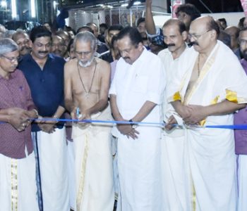 വീതി കൂട്ടി നിര്‍മിച്ച കൂടല്‍മാണിക്യ ക്ഷേത്രത്തിലെ കിഴക്കേ നടപ്പുരയുടെ തെക്കുള്ള ആനവയറന്‍ മതിലിലെ ആനപ്പടി മേല്‍ശാന്തി പുത്തില്ലത്ത് നീലകണ്ഠന്‍ നമ്പൂതിരി ഉദ്ഘാടനം ചെയ്യുന്നു.