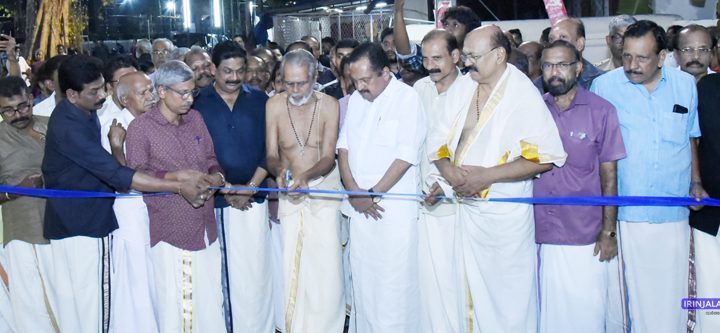വീതി കൂട്ടി നിര്‍മിച്ച കൂടല്‍മാണിക്യ ക്ഷേത്രത്തിലെ കിഴക്കേ നടപ്പുരയുടെ തെക്കുള്ള ആനവയറന്‍ മതിലിലെ ആനപ്പടി മേല്‍ശാന്തി പുത്തില്ലത്ത് നീലകണ്ഠന്‍ നമ്പൂതിരി ഉദ്ഘാടനം ചെയ്യുന്നു.