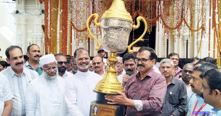 കൂടല്‍മാണിക്യം ഉത്സവത്തോടനുബന്ധിച്ച് നടത്തിയ വൈദ്യുത ദീപാലങ്കാരമത്സരത്തില്‍ വിജയികളായവര്‍ക്കുള്ള സമ്മാനം ഇരിങ്ങാലക്കുട സെന്റ് തോമസ് കത്തീഡ്രല്‍ വികാരി റവ.ഡോ ലാസര്‍ കുറ്റിക്കാടന്‍ നിര്‍വഹിക്കുന്നു.