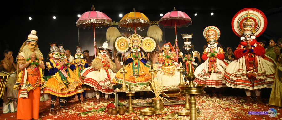 കൂടല്‍മാണിക്യം ക്ഷേത്രത്തില്‍ നടന്ന ശ്രീരാമപട്ടാഭിഷേകം കഥകളി.