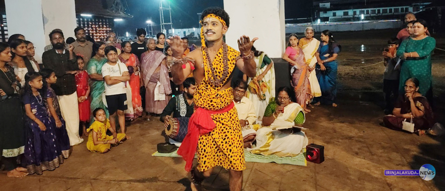 ഇരിങ്ങാലക്കുട കൂടല്‍മാണിക്യ ക്ഷേത്രത്തിന്റെ പടിഞ്ഞാറേ നടപ്പുരയില്‍ നടന്ന കുറത്തിയാട്ടം.