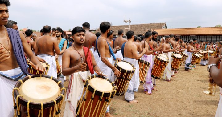 കൂടല്‍മാണിക്യത്രത്തില്‍ ശീവേലിയനുബന്ധിച്ച് നടന്ന പഞ്ചാരിമേളം.