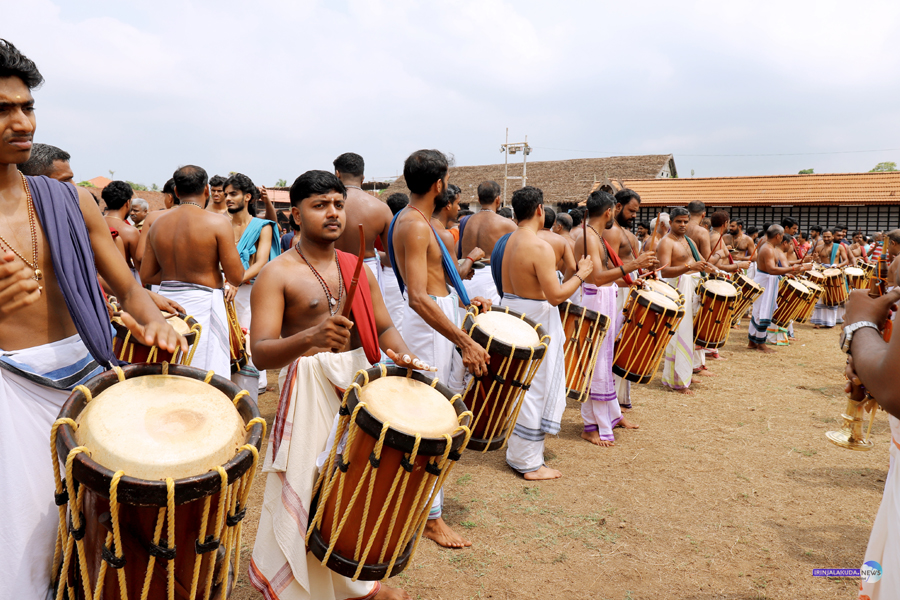 കൂടല്‍മാണിക്യത്രത്തില്‍ ശീവേലിയനുബന്ധിച്ച് നടന്ന പഞ്ചാരിമേളം.