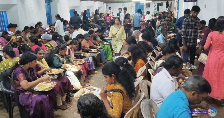 കൂടല്‍മാണിക്യം ക്ഷേത്രത്തിലെ തെക്കേ ഊട്ടുപുരയില്‍ പ്രസാദഊട്ട് കഴിക്കാനെത്തിയവരുടെ തിരക്ക്.