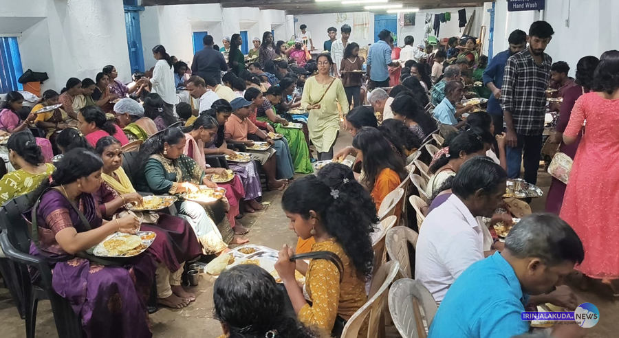 കൂടല്‍മാണിക്യം ക്ഷേത്രത്തിലെ തെക്കേ ഊട്ടുപുരയില്‍ പ്രസാദഊട്ട് കഴിക്കാനെത്തിയവരുടെ തിരക്ക്.