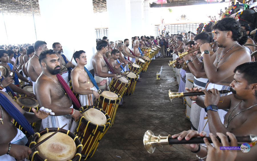 കൂടല്‍മാണിക്യം ഉത്സവത്തിന്റെ ഭാഗമായി പള്ളിവേട്ട ദിവസമായ ഇന്നലെ പെരുവനം കുട്ടന്‍മാരാരുടെ നേതൃത്വത്തില്‍ നടന്ന പഞ്ചാരിമേളം.