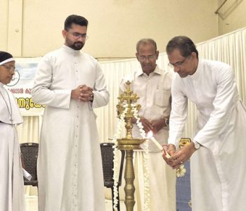 ക്‌നാക്കിനാംപ്പിള്ളി പാറേക്കാടന്‍ കുടുംബയോഗത്തിന്റെ വാര്‍ഷികാഘോഷം നടവരമ്പ് സെന്റ് മേരീസ് ഇടവക വികാരി ഫാ. ഡേവീസ് കിഴക്കുംതല ഉദ്ഘാടനം ചെയ്യുന്നു.