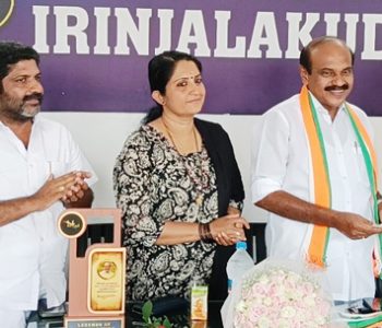 കൂടല്‍മാണിക്യം ഉത്സവാഘോഷത്തിനിടെ ഇടഞ്ഞ ആനയുടെ ചവിട്ടേറ്റ് മരിച്ച രണ്ടാം പാപ്പാന്‍ ശ്രീക്കുട്ടന്റെ കുടുംബത്തിന് ലെജന്റ്്സ് ഓഫ് ഇരിങ്ങാലക്കുടയുടെ കൈത്താങ്ങായുള്ള സാമ്പത്തിക സഹായം അഡ്വ. തോമസ് ഉണ്ണിയാടന കൈമാറുന്നു.