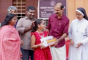 ഇരിങ്ങാലക്കുട ലിറ്റില്‍ ഫ്‌ലവര്‍ കോണ്‍വന്റ് ഹൈസ്‌കൂളില്‍ ഫ്രന്‍ഡ്‌സ് അറ്റ് ഹോം പദ്ധതിയുടെ ഭാഗമായി വിദ്യാര്‍ഥികള്‍ക്ക് നല്‍കിയ പഠനോപകരണങ്ങളുടെ വിതരണം നഗരസഭ പ്രതിപക്ഷ നേതാവ് പി.വി. ശിവകുമാര്‍ ഉദ്ഘാടനം ചെയ്യുന്നു.