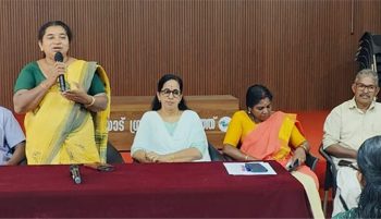 മുരിയാട് പഞ്ചായത്തില്‍ സംഘടിപ്പിച്ച ലൈഫ് മിഷന്‍ ഭൂരഹിത ഭവന രഹിതരുടെ സംഗമം പഞ്ചായത്ത് കമ്മ്യൂണിറ്റി ഹാളില്‍ വച്ച് മുരിയാട് പഞ്ചായത്ത് പ്രസിഡന്റ് സരള വിക്രമന്‍ ഉദ്ഘാടനം ചെയ്യുന്നു.