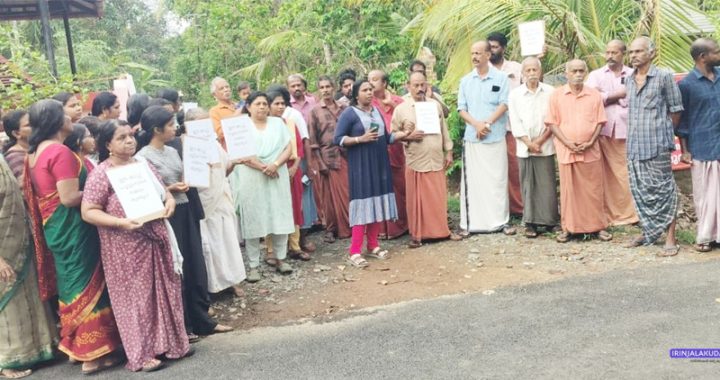 മുരിയാട് പഞ്ചായത്തിലെ പുല്ലൂര്‍ ആനുരുളിയില്‍ ജനവാസമേഖലയില്‍ കള്ളുഷാപ്പ് ആരംഭിക്കുന്നതിനെതിരെ ജനകീയ സമിതിയുടെ നേതൃത്വത്തില്‍ നടന്ന പ്രതിഷേധസമരം.