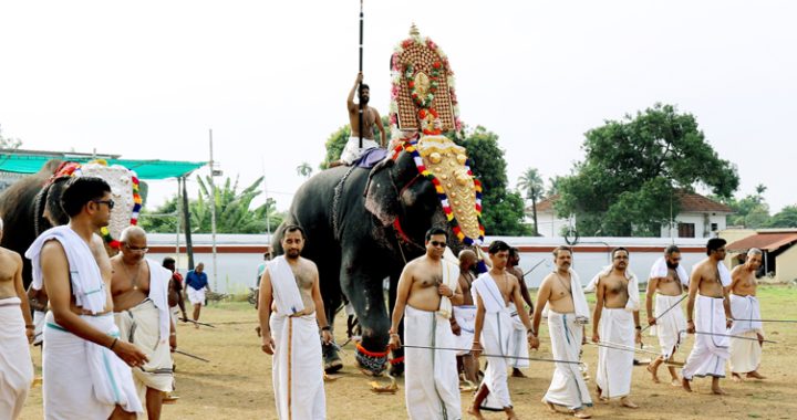 കൂടല്‍മാണിക്യ ക്ഷേത്രത്തില്‍ ഭഗവാനു അകമ്പടിയായി പാരമ്പര്യ അവകാശികള്‍ കുത്തുവിളക്കു പിടിക്കുന്നു.