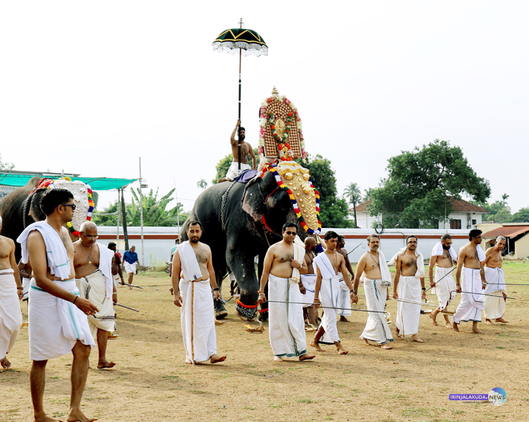 കൂടല്‍മാണിക്യ ക്ഷേത്രത്തില്‍ ഭഗവാനു അകമ്പടിയായി പാരമ്പര്യ അവകാശികള്‍ കുത്തുവിളക്കു പിടിക്കുന്നു.