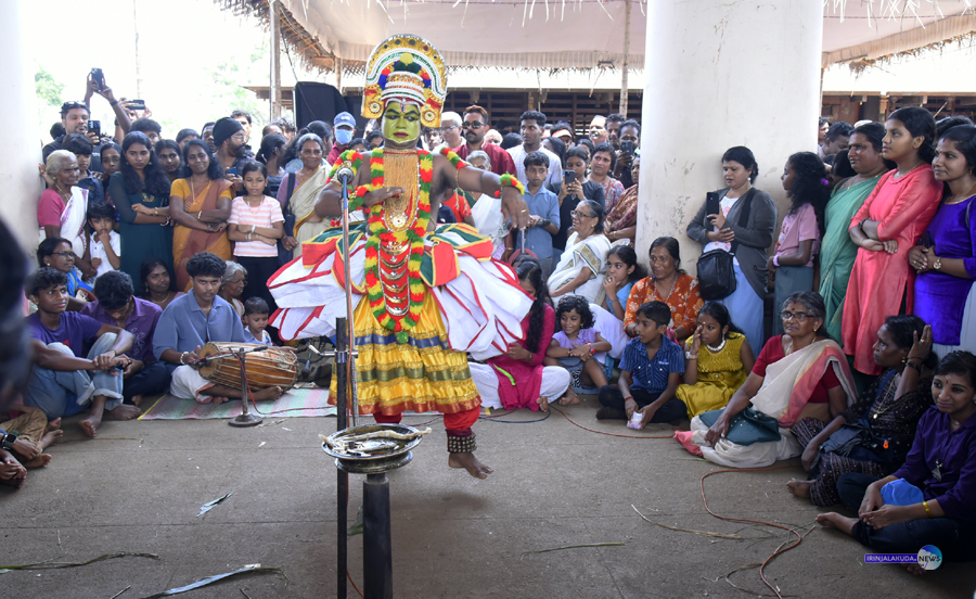 കൂടല്‍മാണിക്യം ക്ഷേത്രത്തില്‍ രാജീവ് വെങ്കിടങ്ങ് അവതരിപ്പിച്ച ഓട്ടന്‍തുള്ളല്‍.