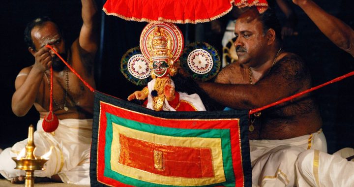കുന്നമ്പത്ത് ശ്രീനിവാസന്‍ പാവക്കഥകളിയിലെ ദുര്യോധനനെ അവതരിപ്പിക്കുന്നു.