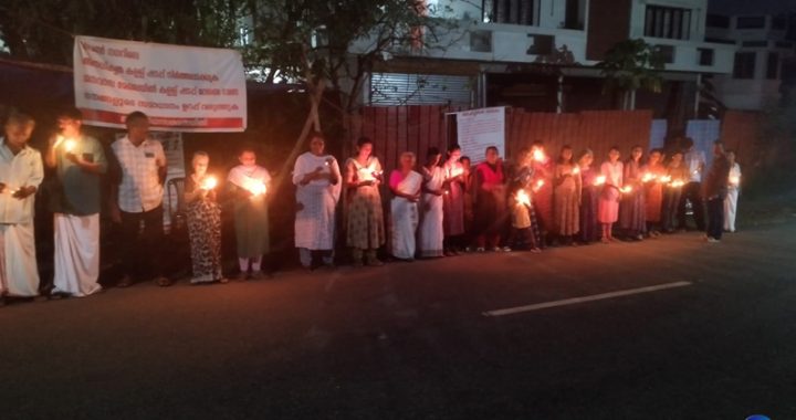 ജനവാസ മേഖലയില്‍ പ്രവര്‍ത്തിക്കുന്ന കള്ളുഷാപ്പ് മാറ്റിസ്ഥാപിക്കണമെന്നാവശ്യപ്പെട്ട് ജനകീയ സമരസമിതിയുടെ നേതൃത്വത്തില്‍ പൊറത്തിശേരി വീ വണ്‍ നഗര്‍ നിവാസികള്‍ സംഘടിപ്പിച്ച പ്രതിഷേധ ജ്വാല.