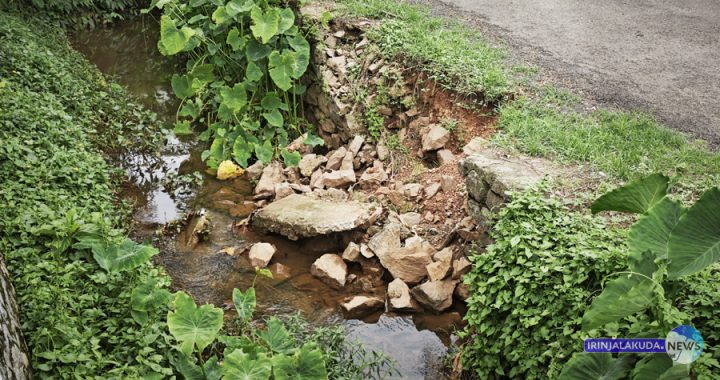 രാമഞ്ചിറ തോടിന്റെ അരികിടിഞ്ഞ് അപകടാവസ്ഥയിലായ ഉണ്ണായിവാര്യര്‍ റോഡ്.