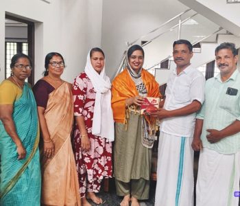 മഹാത്മാ ഗാന്ധി യൂണിവേഴ്‌സിറ്റിയില്‍ നിന്നും ബിഎഡിന് ഒന്നാം റാങ്ക് നേടിയ ഫര്‍ഹ ഫാത്തിമയെ വെള്ളാങ്ങല്ലൂര്‍ പഞ്ചായത്ത് പ്രസിഡന്റ് സുലേഖ അബ്ദുല്ലക്കുട്ടിയുടെ നേതൃത്വത്തില്‍ ആദരിക്കുന്നു.