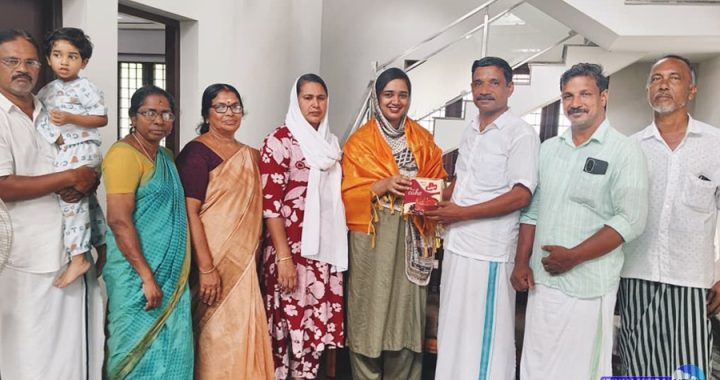 മഹാത്മാ ഗാന്ധി യൂണിവേഴ്‌സിറ്റിയില്‍ നിന്നും ബിഎഡിന് ഒന്നാം റാങ്ക് നേടിയ ഫര്‍ഹ ഫാത്തിമയെ വെള്ളാങ്ങല്ലൂര്‍ പഞ്ചായത്ത് പ്രസിഡന്റ് സുലേഖ അബ്ദുല്ലക്കുട്ടിയുടെ നേതൃത്വത്തില്‍ ആദരിക്കുന്നു.