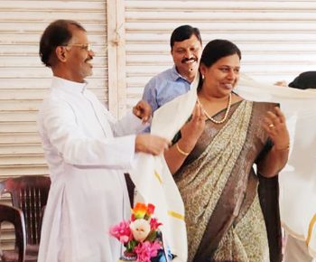 എസ്എസ്എല്‍സി പരീക്ഷയില്‍ നൂറു മേനി വിജയം നേടിയ ഇരിങ്ങാലക്കുട സെന്റ് മേരീസ് ഹയര്‍സെക്കന്‍ഡറി സ്‌കൂളില്‍ സംഘടിപ്പിച്ച അനുമോദന യോഗത്തില്‍ പ്രധാനധ്യാപിക റീജ ജോസിനെ സ്‌കൂള്‍ മാനേജര്‍ റവ.ഡോ. ലാസര്‍ കുറ്റിക്കാടന്‍ പൊന്നാടയണിയിച്ച് ആദരിക്കുന്നു.