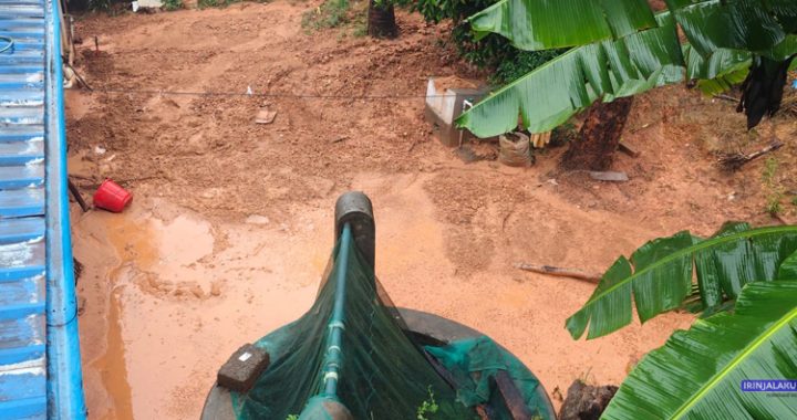 തളിയക്കോണം ബാപ്പുജി സ്റ്റേഡിയത്തിന്റെ പിറകിലുള്ള പാറമേല്‍ മാത്യൂസിന്റെ വീടിന് പിറകില്‍ സ്റ്റേഡിയത്തില്‍നിന്ന് മണ്ണ് ഒലിച്ചിറങ്ങി എത്തിയപ്പോള്‍.