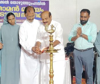 കുരുന്നുകള്‍ക്ക് സ്‌നേഹക്കരുതലോടെ...ഇരിങ്ങാലക്കുട അറയ്ക്കല്‍ തൊഴുത്തുംപറമ്പില്‍ തോമന്‍ മറിയം കുടുംബസംഗമം ലയണ്‍സ് ക്ലബ് ഹാളില്‍ തോമസ് ഉണ്ണിയാടന്‍ എംഎല്‍എ ഉദ്ഘാടനം ചെയ്യുന്നു.