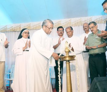 എടക്കുളം ഊക്കന്‍ കുടുംബയോഗത്തിന്റെ വാര്‍ഷിക പൊതുയോഗം തൃശൂര്‍ മേരിമാതാ സെമിനാരി പ്രഫസര്‍ റവ.ഡോ. വര്‍ഗീസ് ഊക്കന്‍ ഉദ്ഘാടനം ചെയ്യുന്നു.